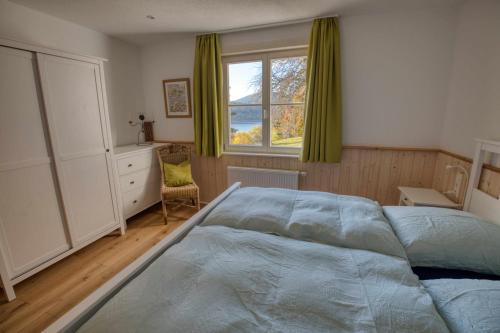 een slaapkamer met een groot bed en een raam bij Zum Alten Wärterhaus in Forbach