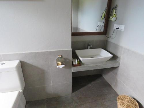 y baño con lavabo y espejo. en Lavendish Wild Wilpattu, en Nochchiyagama