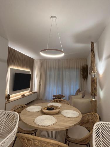 Μια τηλεόραση ή/και κέντρο ψυχαγωγίας στο Zen Garden Apartment