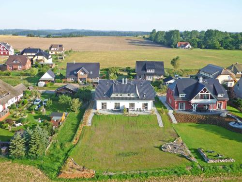eine Luftansicht eines Hauses mit einem großen Hof in der Unterkunft Haus Mönchgut - Haushälfte 1 "Feuerstein" in Alt Reddevitz