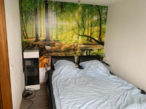 1 dormitorio con un mural forestal en la pared en Ammersee, en Herrsching am Ammersee