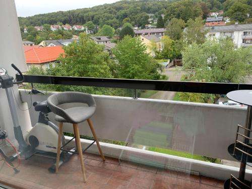 una sedia seduta su un balcone con vista di Ammersee a Herrsching am Ammersee