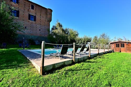 a row of lounge chairs next to a swimming pool at Agriturismo Ma Che Bel Castello in Mombaruzzo