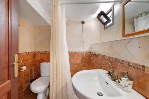 La salle de bains est pourvue d'un lavabo blanc et de toilettes. dans l'établissement Casa de Telégrafos, à Vallehermoso