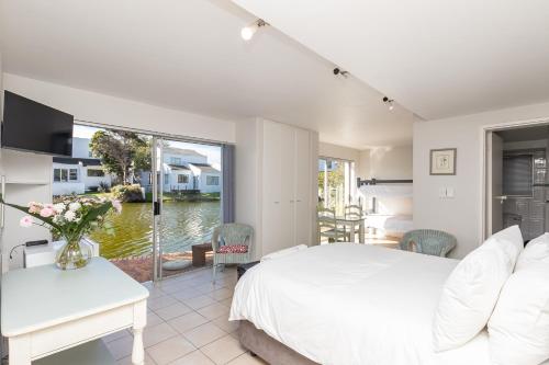 Giường trong phòng chung tại Admiralty Bed & Breakfast