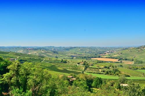 a view of the rolling green hills and trees at Agriturismo Ma Che Bel Castello in Mombaruzzo