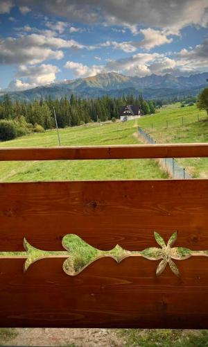 a wooden fence with a starfish on it at Góralski Domek Łopatówka z kominkiem i Banią - Jacuzzi! in Murzasichle