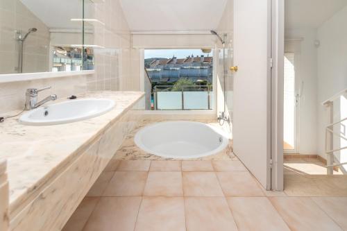 a bathroom with two sinks and a large mirror at Fantàstic s'agaró in S'Agaro