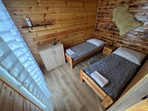 an overhead view of a bedroom in a log cabin at Domek Modern Barn 1 Całoroczny 800m od Park Wodnego Suntago Ranczo Gold Mania in Krzyżówka