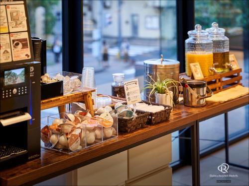 um balcão com vários itens alimentares sobre uma mesa em Daiwa Roynet Hotel Kanazawa Eki Nishiguchi em Kanazawa