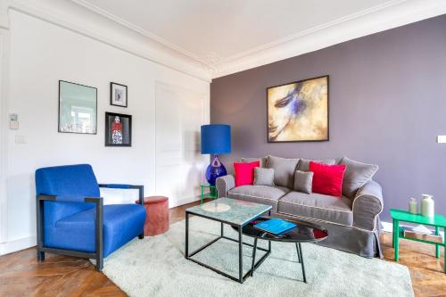un salon avec un canapé et une chaise bleue dans l'établissement Sweett - Rue de Rivoli, à Paris