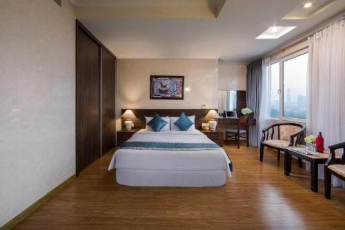 Postel nebo postele na pokoji v ubytování Danly Hotel 24 Đào Tấn HN - by BAY LUXURY
