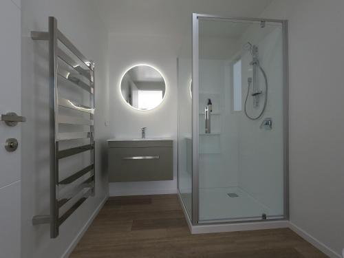 W łazience znajduje się prysznic, umywalka i lustro. w obiekcie Berryfields 64 w mieście Appleby
