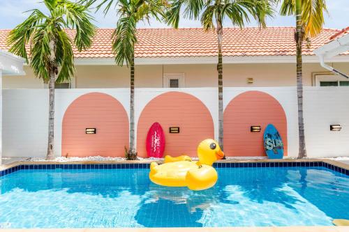 un pato de goma en la piscina de un hotel en Winter Home Villa Huahin, en Cha Am
