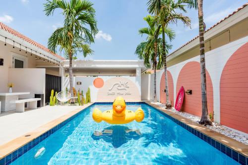 un pato inflable de goma en una piscina en una casa en Winter Home Villa Huahin en Cha Am