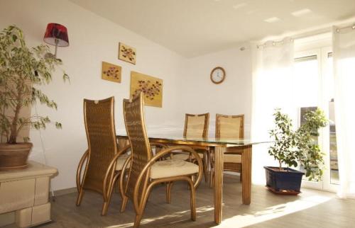 Haus Rebberg في فولفاخ: غرفة طعام مع طاولة وكراسي
