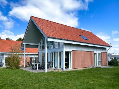an image of a house with an orange roof at Familienunterkunft Wiesengeflüster S3 - kinderfreundlich, nur 3 Minuten zum Strand in Röbel