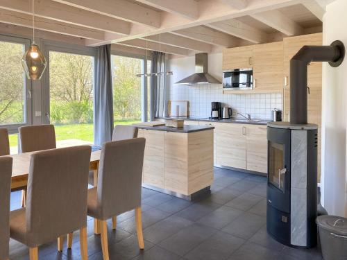 Kuchyň nebo kuchyňský kout v ubytování Familienhaus Wiesengeflüster W11 - kinderfreundlich und nur 300 m zum Strand