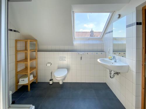 a bathroom with a toilet and a sink at Ferienhaus Wiesengeflüster W10 - mit Sauna, Kamin und Garten in Röbel