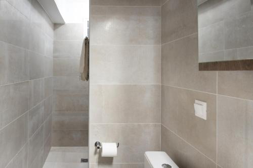een badkamer met een douche en een toilet. bij Praxitelous 141 City Apartment in Piraeus