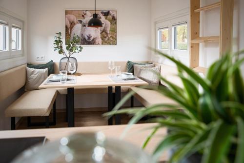 a dining room with a table and chairs at Tiny Om Ferienhaus in Laichingen
