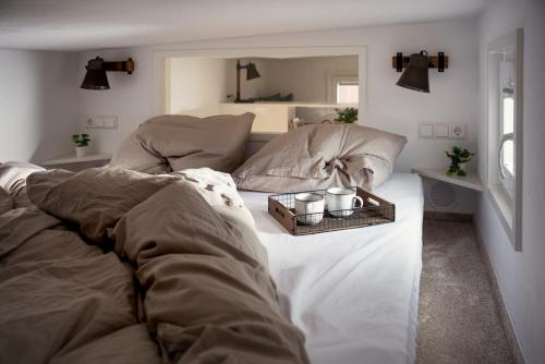 a bedroom with two beds and a tray with candles at Tiny Om Ferienhaus in Laichingen