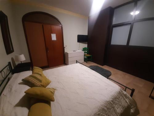 ein Schlafzimmer mit einem großen Bett und einem großen Fenster in der Unterkunft San Nicolò House in Aci Catena