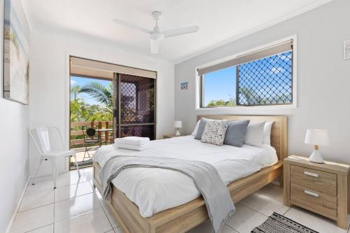 A bed or beds in a room at Torquay Beach Splendour - An Expansive Family Stay