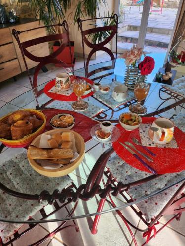 een tafel met veel eten erop bij la Coquierrerie in Sottevast
