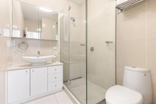 uma casa de banho com um WC, um lavatório e um chuveiro em Little Miss Sunshine - An Oceanside Family Delight em Hervey Bay
