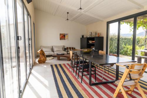 una sala de estar con una mesa y un sofá en La Provenca villa 29, en Malaucène
