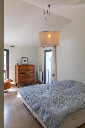 une chambre avec un lit, une commode et une fenêtre dans l'établissement La Provenca villa 29, à Malaucène