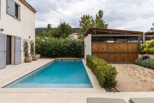 una piscina en el patio trasero de una casa en La Provenca villa 29, en Malaucène