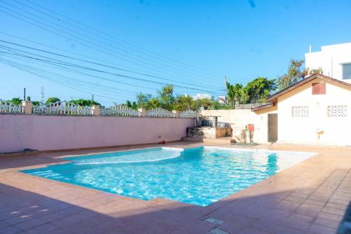 una piscina en el patio trasero de una casa en Home away from home, 5 Bedroom Villa, Bustani Close, Nyali Beach, en Mombasa