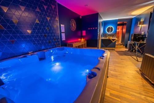 a jacuzzi tub in a room with a bar at L'eSPAce détente in Valenciennes