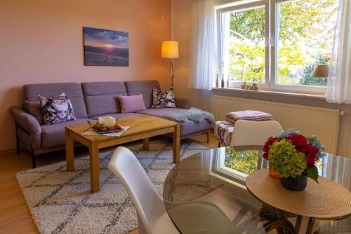 ein Wohnzimmer mit einem Sofa und einem Tisch in der Unterkunft Ferienwohnung Trapp in Winterberg