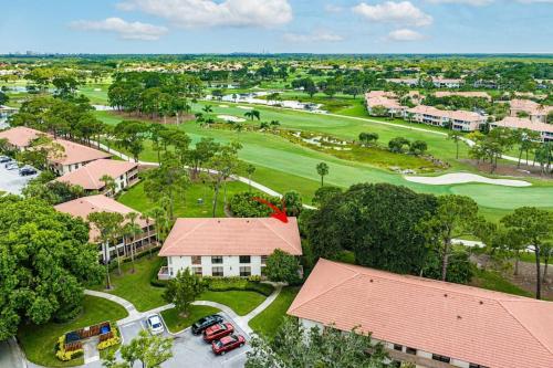 - une vue aérienne sur un parcours de golf dans un complexe dans l'établissement The Delightful Golf Villa, à Palm Beach Gardens