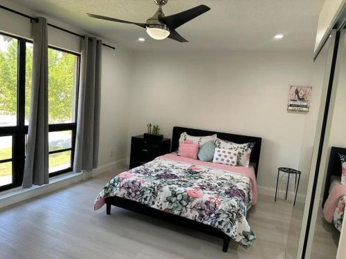 a bedroom with a bed and a ceiling fan at The Delightful Golf Villa in Palm Beach Gardens