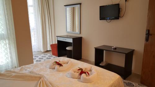 ein Hotelzimmer mit einem Bett mit Handtüchern darauf in der Unterkunft Kartal Hotel in Antalya