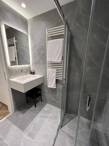 y baño con lavabo y ducha. en Natali's luxury apartment, en Strovolos