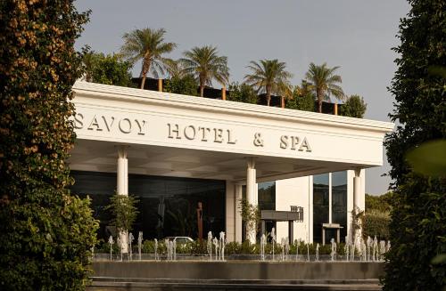 - un bâtiment avec un panneau indiquant l'hôtel et le spa dans l'établissement Savoy Hotel & Spa - Preferred Hotels & Resorts, à Paestum