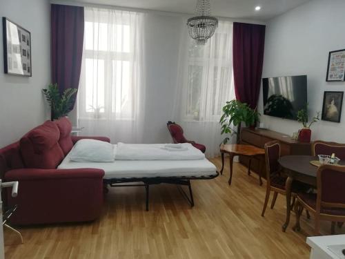 ein Wohnzimmer mit einem Sofa und einem Tisch in der Unterkunft Heart street with a piece of old Vienna style in Wien
