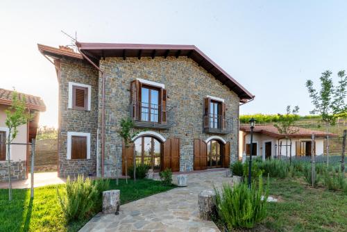 ein Steinhaus mit einem Innenhof in der Unterkunft Borgo del Bambù in Perito