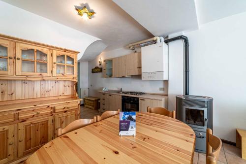 - une cuisine avec une table en bois et un livre dans l'établissement Casa Vallazza, à Alleghe