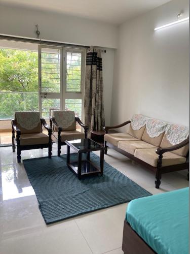 אזור ישיבה ב-Secluded Serenity in Central Pune:Your Second home