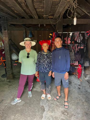 Eine Gruppe von drei Personen, die für ein Bild posieren in der Unterkunft Long Linh Homestay in Sa Pả