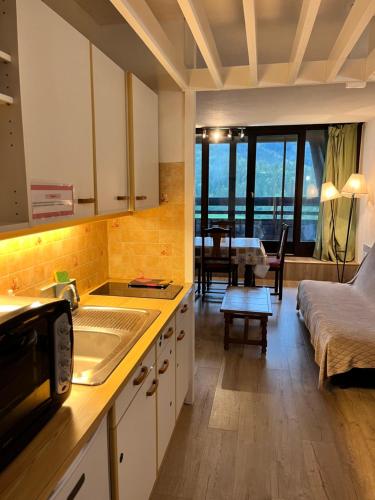 une cuisine avec un évier et un salon dans l'établissement Grand Studio VILLARD DE LANS Les Glovettes, à Villard-de-Lans