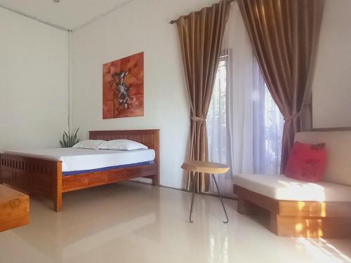 1 dormitorio con cama y ventana en Inang Amang Homestay en Labuan Bajo