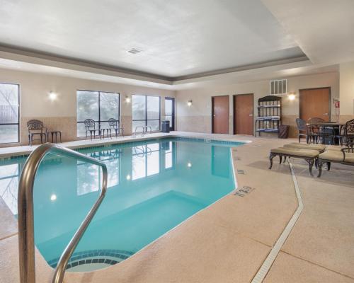 uma grande piscina com água azul num quarto de hotel em MainStay Suites Hobbs em Hobbs