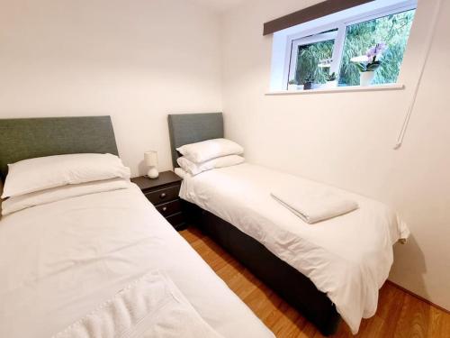 Posteľ alebo postele v izbe v ubytovaní Central Location with Garden